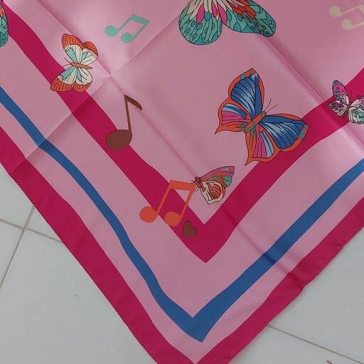 روسری ساتن  دخترانه طرح پروانه قواره 80 مناسب برای استفاده به صورت مینی اسکارف