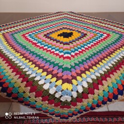 رومیزی قلاب بافی مربع طرح سنتی، ترکیب رنگ زیبا و جذاب