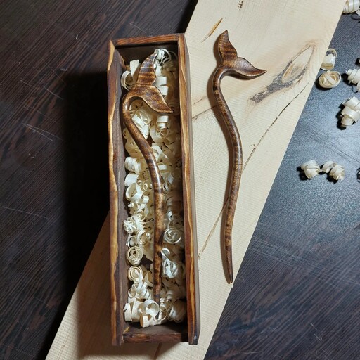  پین مو  چوبی مدل دم نهنگ  دو طرف کار شده و  همراه با جعبه هدیه ی چوبینک