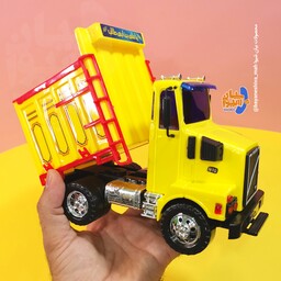 اسباب بازی کامیون قدرتی ولوو (خزلی پلاست) چرخ های جلو قدرتی است و با حرکت دادن شتاب می گیرد