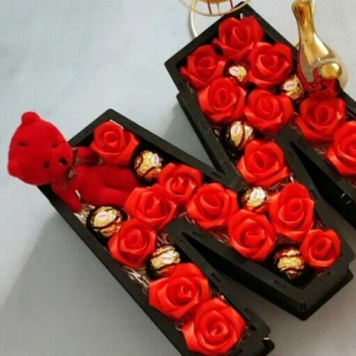 باکس گل حروف چوبی انگلیسی همراه با شکلات درجه یک و گل رز  و خرس مینی