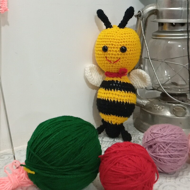 عروسک  بافتنی زنبور  قد 25 سانت( دستساز)