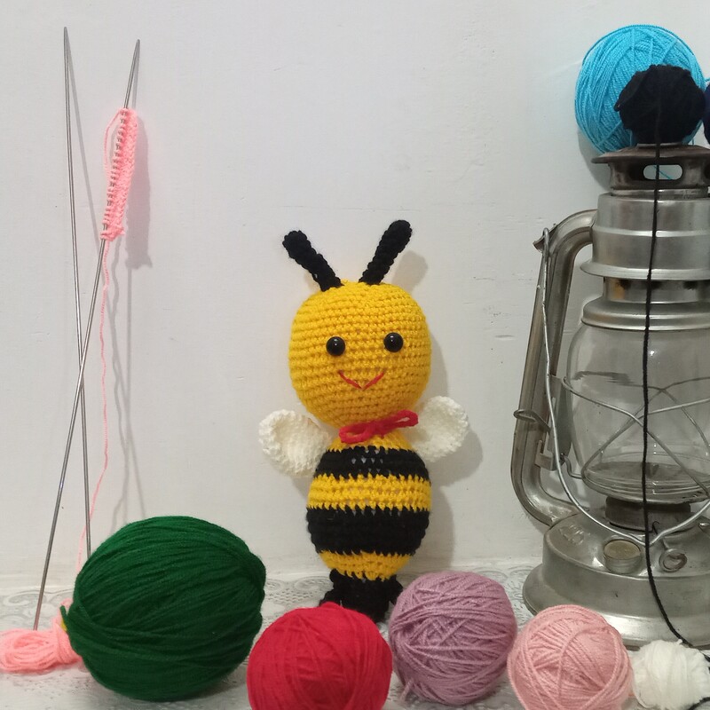 عروسک  بافتنی زنبور  قد 25 سانت( دستساز)