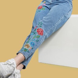 شلوار جین آبی روشن گلدوزی شده مدل مام فیت کمرکش با قد 90 برند خلعت