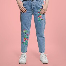 شلوار جین آبی گلدوزی شده مدل مام فیت کمرکش با قد 90 برند خلعت