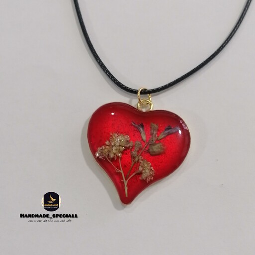 گردنبند رزینی قاب برنجی گل طبیعی طرح قلب(دستساز) خاص ترین دست سازه های چوب و رزین هدیه ماندگار آویز قلبی با گلهای طبیعی
