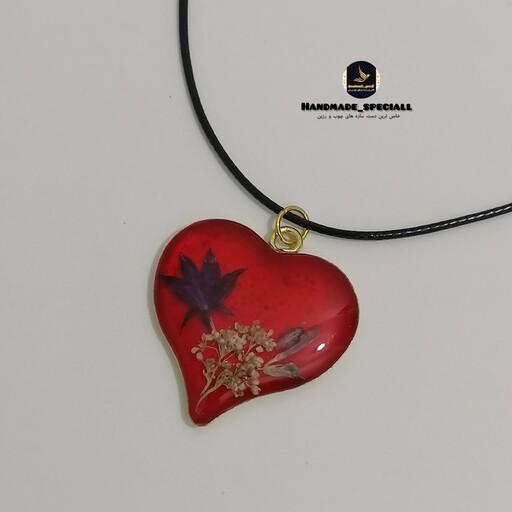 گردنبند رزینی قلب قرمز با گلهای طبیعی جاودان  (قاب برنجی ) خاص ترین دست سازه های چوب و رزین دستساز هدیه خاص و ماندگار 