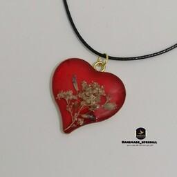 گردنبند رزینی قاب برنجی گل طبیعی طرح قلب قرمز (دستساز)خاص ترین دست سازه های چوب و رزین هدیه خاص و ماندگار 