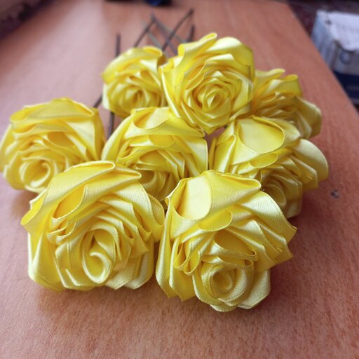 گل های ساتنی - هنر دست -رنگ زرد -مناسب برای هدیه دادن - امکان ارسال 4 شاخه گل به بالا- شاخه ای به فروش می رسد