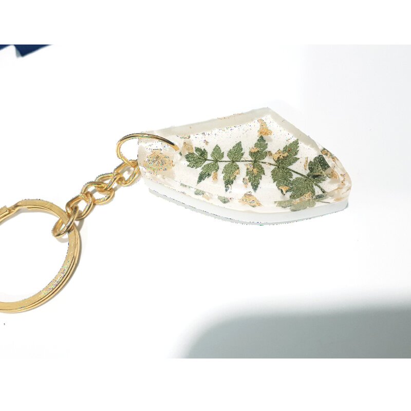 جاکلیدی و آویز کیف رزینی دستساز با برگ طبیعی و ورق طلا