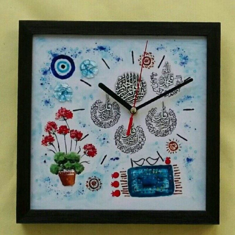 ساعت دیواری آمینا تلفیق کاشی و شیشه طرح  چهار قل و گل شمعدونی ( قاب قهوه ای)