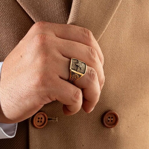 انگشتر مردانه طلا روس  طرح فروهر سیاه قلم صفحه مستطیلی 