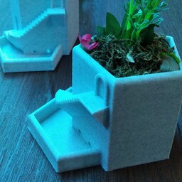 گلدان کوچک طرح خانه پلکانی