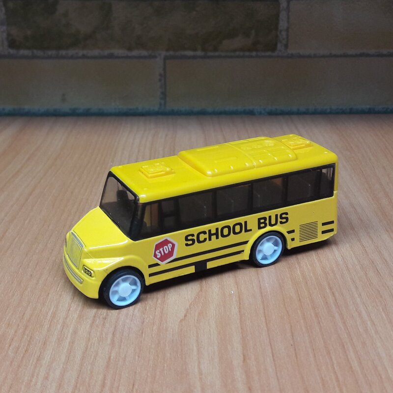 ماشین فلزی طرح اتوبوس عقب کش در رنگهای زرد ، آبی و قرمز