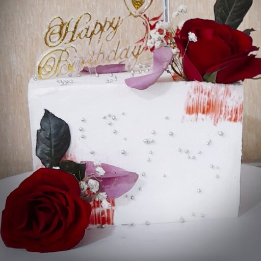 کیک خامه ای سفید و صورتی با گل طبیعی