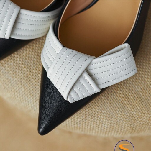 کفش مدل مجلسی کراواتی 
رنگبندی مشکی و زرد 
سایزبندی 36 تا 41 
قالب استاندارد
پاشنه 5 سانت 
کیفیت عالی 
