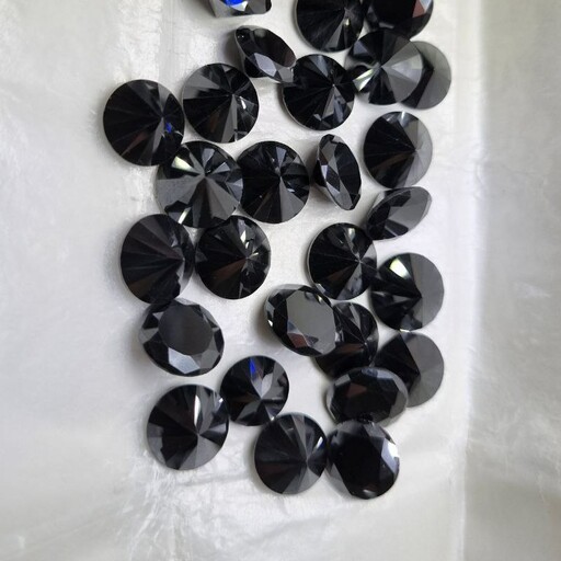 سنگ طبیعی کربنادو یا الماس سیاه با سختی 9.25 تا 9.5 وزن تقریبی 3-4 قیراط