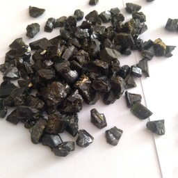 پک سنگ طبیعی و معدنی تورمالین مشکی وزن هر سنگ بین 1 تا 4 قیراط