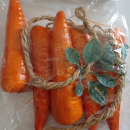 دکوری هویج  برای آویز کردن در میوه فروشی و آبمیوه گیری ها 5 عددی در یک بسته با طناب به هم وصل است 