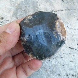 سنگ عقیق سیاه دوپوسته معدنی با رنگ زیبا و اصل و حاشیه شجر . مناسب کلکسیون یا ساخت نگین