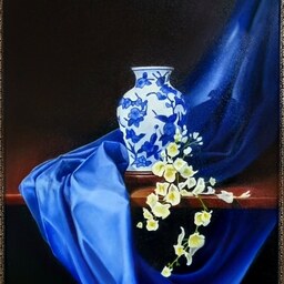 تابلوی نقاشی رنگ روغن پارچه و گلدان آبی سایز 50 در 70  به همراه قاب در سبک رئال 