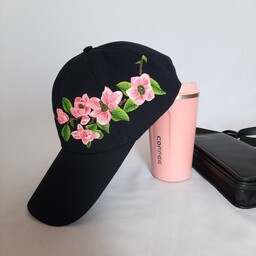 کلاه کپ دخترانه  نقاشی شده با رنگ مخصوص پارچه طرح گل سرمه ای .کیف پارچه ای هی مانگ