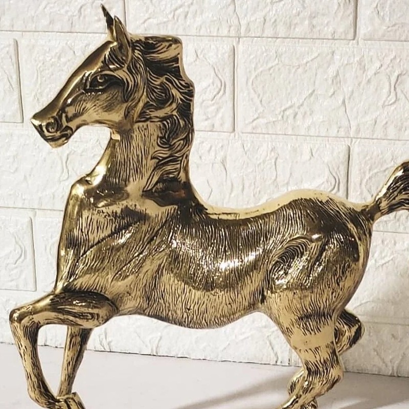 مجسمه اسب برنزی یه کارخفن و پر طرفدار که چشم هر بیننده ایی رو به خودش جذب میکنه