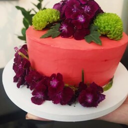 بنتو کیک دو نفره 300 گرمی با تزئین گل های طبیعی(هزینه ارسال بصورت پس کرایه)