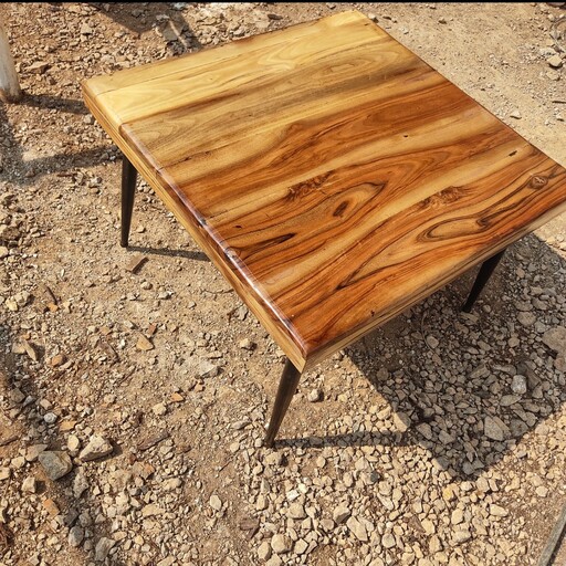 میز جلو مبلی و قهوه خوری تمام چوب گردو  با پایه فلزی و روکش پلی استر براق در  سایز 60در60