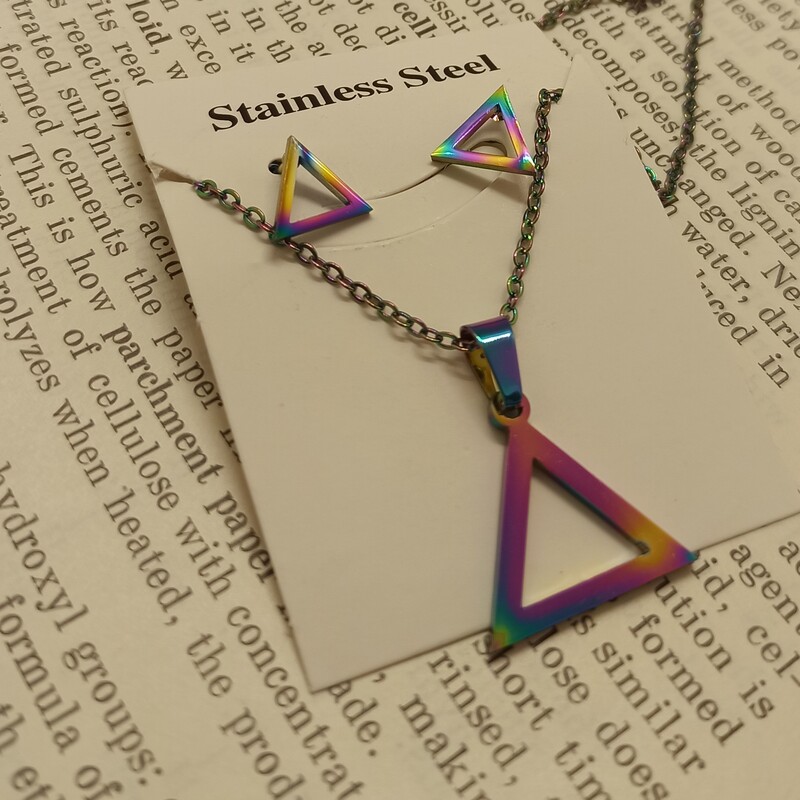 نیم ست استیل هولوگرامی طرح مثلث رنگ ثابت به همراه گوشواره و زنجیر  هولوگرامی