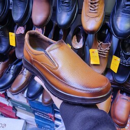 کفش مردانه طبی تمام چرم  تبریز در  سایز 40 تا 45
رنگبندی مشکی و عسلی و قهوه ای