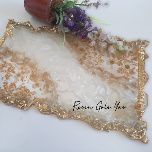 سینی رزینی گل خشک طبیعی بابونه و ورق طلا با دورچین کریستالی و رنگ پودرب صدفی با دسته