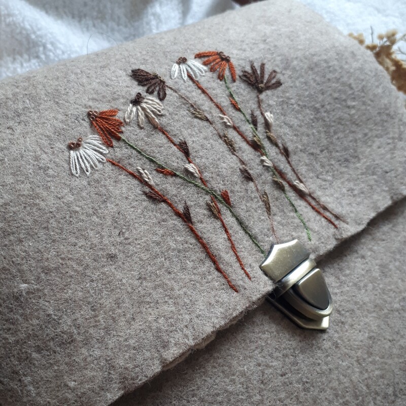 کیف نمدی یه طرفه  گلدوزی شده با دست رنگ کرم خاکی بسیار سبک همراه با آستر و بند دوشی بلند 