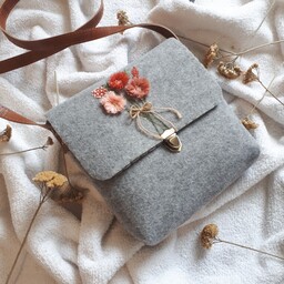 کیف نمدی گل های بهاری گلدوزی شده با دست همراه با آستر و بند دوشی چرمی 