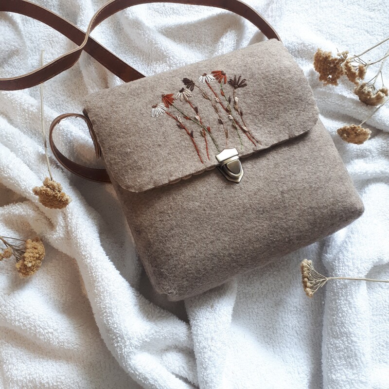 کیف نمدی یه طرفه  گلدوزی شده با دست رنگ کرم خاکی بسیار سبک همراه با آستر و بند دوشی بلند 