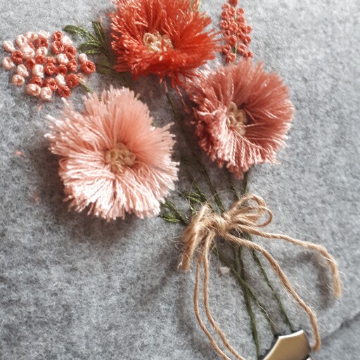 کیف نمدی گل های بهاری گلدوزی شده با دست همراه با آستر و بند دوشی چرمی 