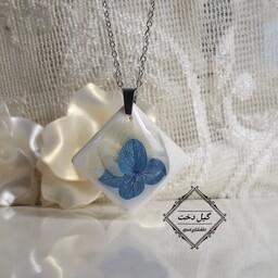 گردنبند دخترانه گل طبیعی هورتانسیا آبی با زنجیر استیل نقره ای