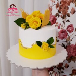 کیک خامه ای زرد رنگ و خاص با تزیین گل های طبیعی رز مینیاتوری