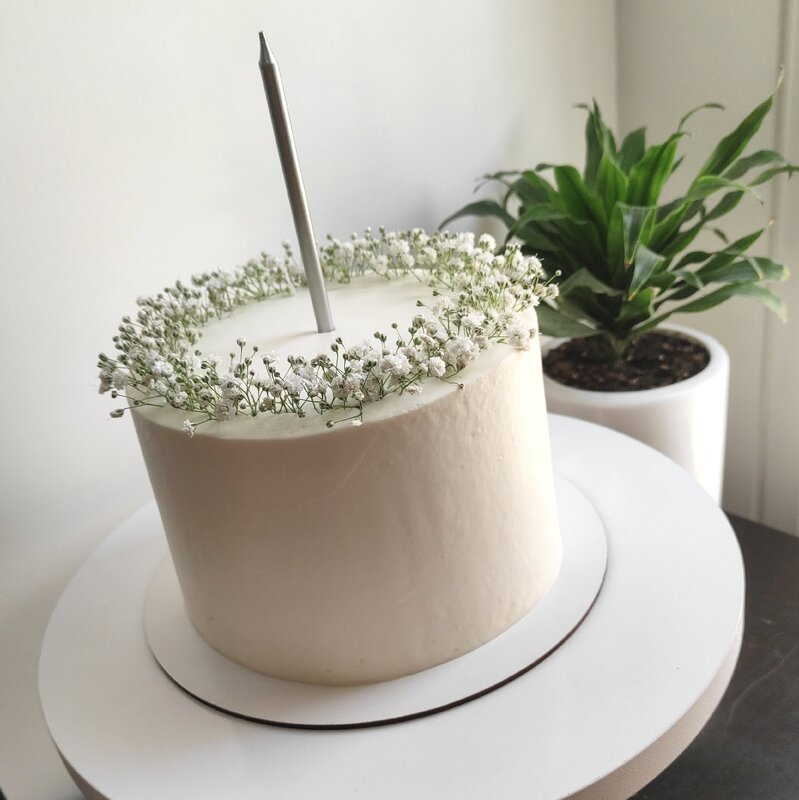 کیک تولد خامه ای  سفید تک شمع 