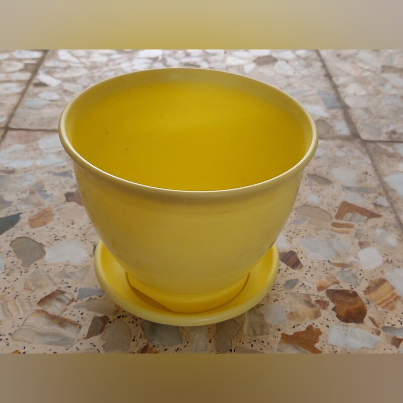 گلدان پلاستیکی مرغوب رنگی(زرد) با زیرگلدانی
