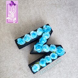 باکس حروف با گل رز مصنوعی آبی حرف M . کادو جعبه هدیه سوپرایز
