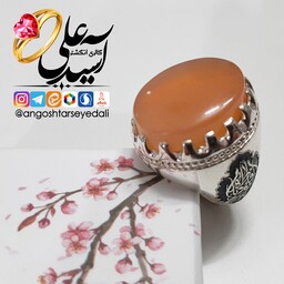 انگشتر دستساز نقره با نگین یمنی به رنگ عسلی پاک و زیبا و عیار  925 و حکاکی و قلمه زیبا