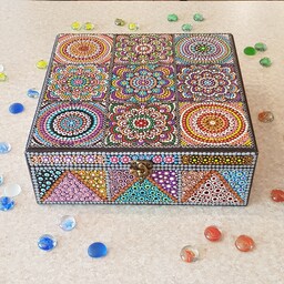 جعبه تی بگ و دمنوش چوبی  اجرا شده با تکنیک ترکیب دات ماندالا و نقطه کوبی چندلایه