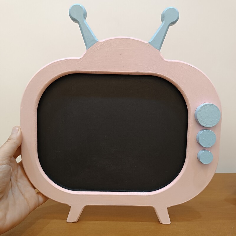 تخته سیاه چوبی مدل تلویزیون  رنگ شده سایز کوچک  مناسب سیسمونی و عکاسی و بازی کودکان رنگاچوب