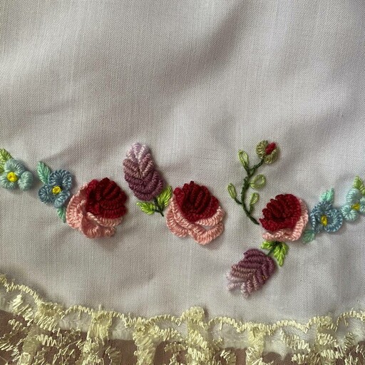 رومیزی گرد گلدوزی شده با دست