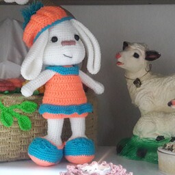 عروسک بافتنی خرگوش کلاه کج با لباس قابل تعویض و قابل سفارش در رنگهای مختلف