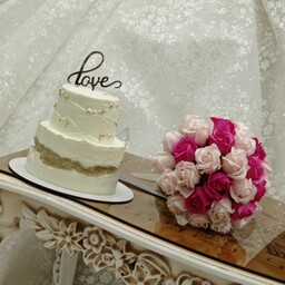 مینی کیک دو طبقه عروسی ترکیب سفید و طلایی وزن حدودی یک و نیم کیلو (خانگی)