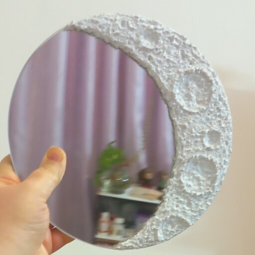 آینه ماه .. آینه دیوارکوب .. قطر 20 سانت با تخته ام دی اف نگهدارنده در پشت کار  .. مناسب هفتسین و دیوارکوب و رومیزی
