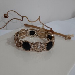 دستبند سلطنتی با نگین مشکی برند accessories