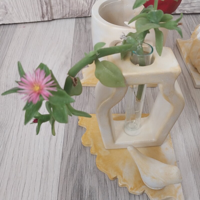 ست سنگ مصنوعی 10 تکه سفید زرد شامل گلدان و گلجا و جاشمعی و زیر گلدانی و پرنده